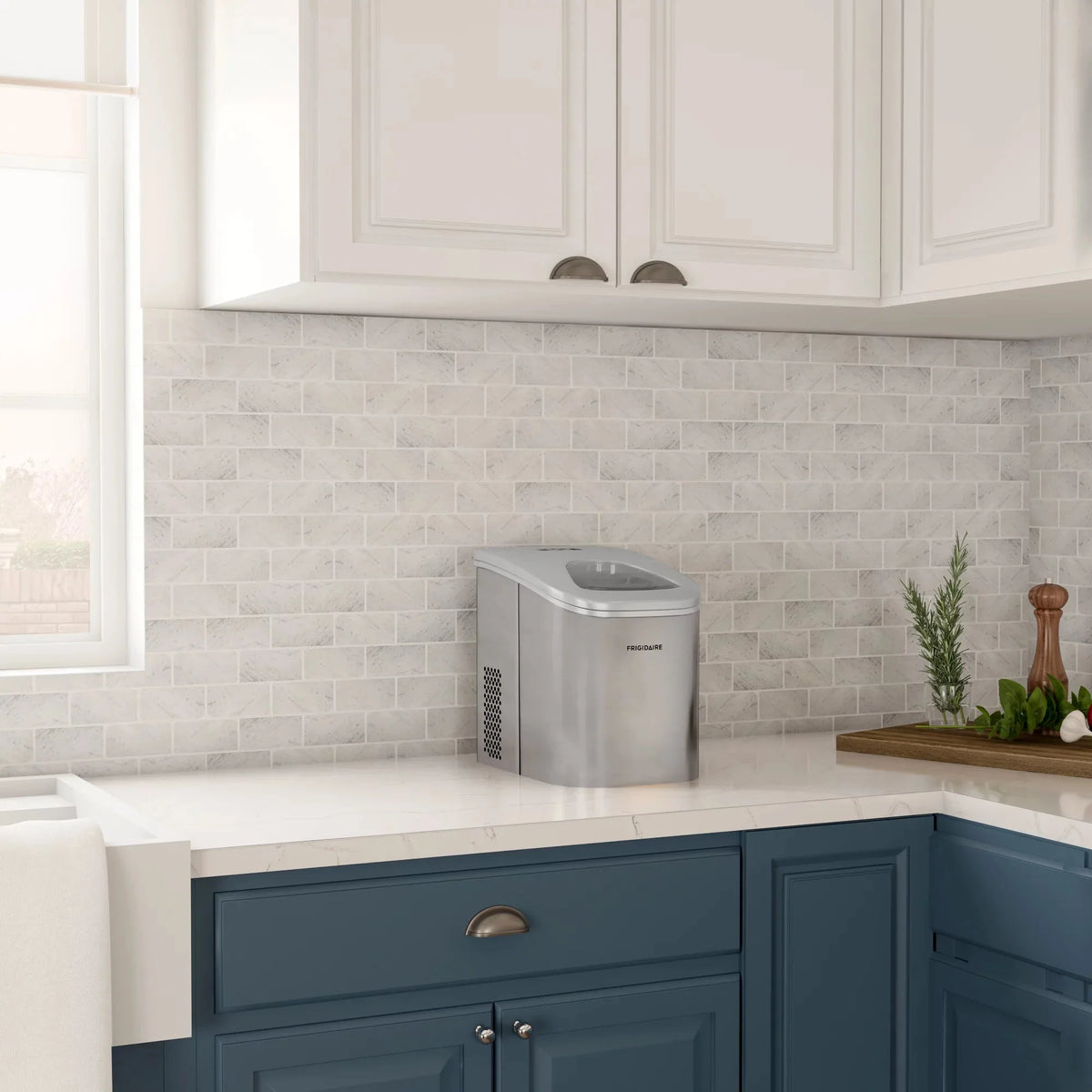 Frigidaire EFIC117-SS 26 lb. Countertop Ice Maker . Stainless Steel